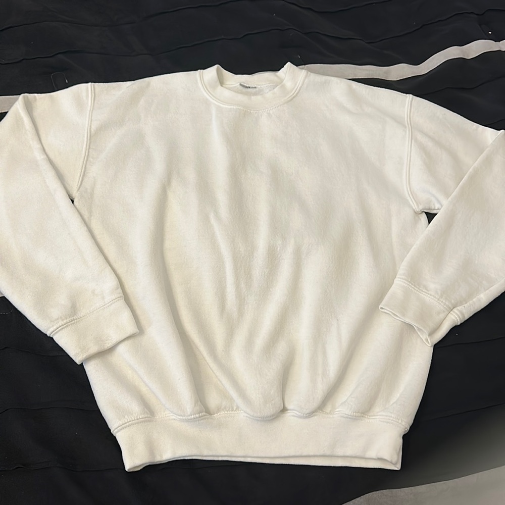 WHITE SWEATSHIRT